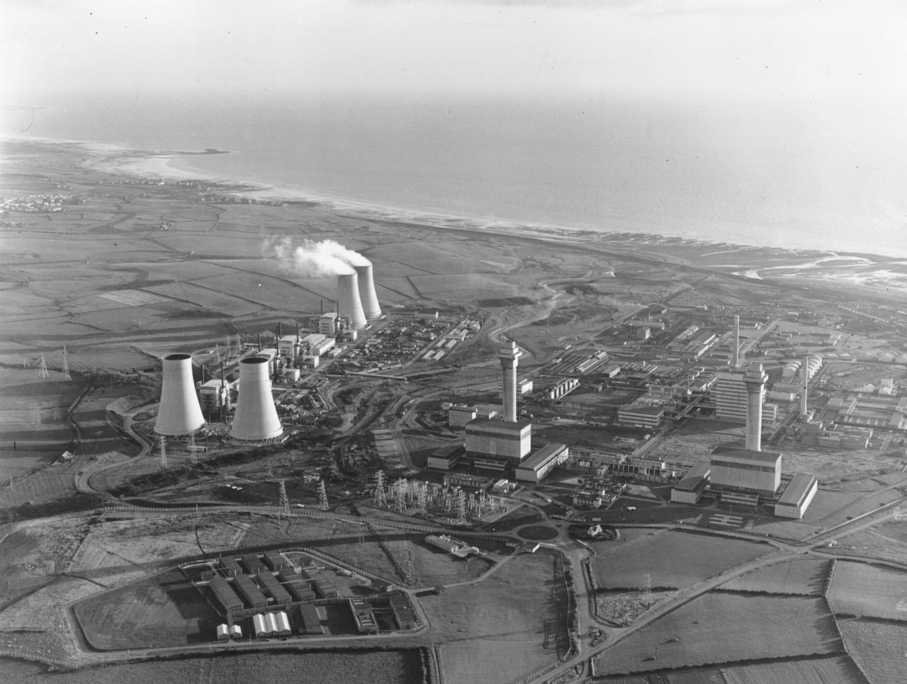 Calder Hall y Windscale (ahora conocido como Sellafield) en Cumbria en 1975.