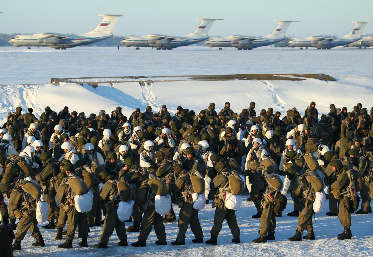 Los paracaidistas de Putin, que se muestran en la foto durante los ejercicios, fueron enviados a Ucrania para intimidar a las fuerzas.