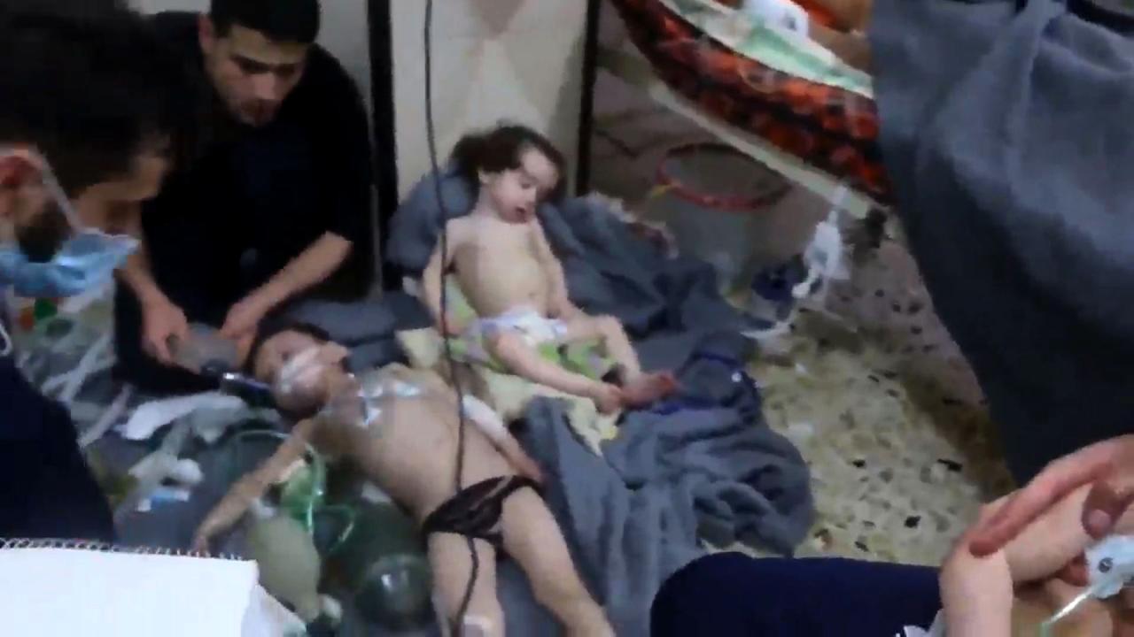 Niños sirios atendidos en el hospital tras ataque con gas en la ciudad de Douma