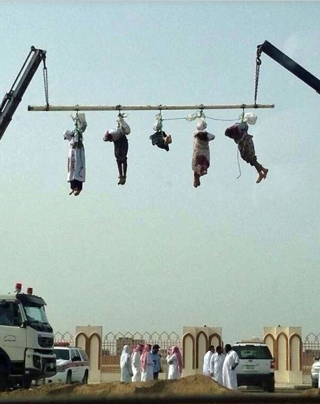 Los cuerpos de cinco hombres yemeníes fueron decapitados y dejados colgando con la cabeza pegada de una ejecución anterior.