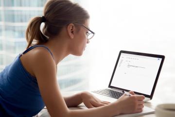 Los errores más comunes que los británicos deben evitar al enviar correos electrónicos en el trabajo
