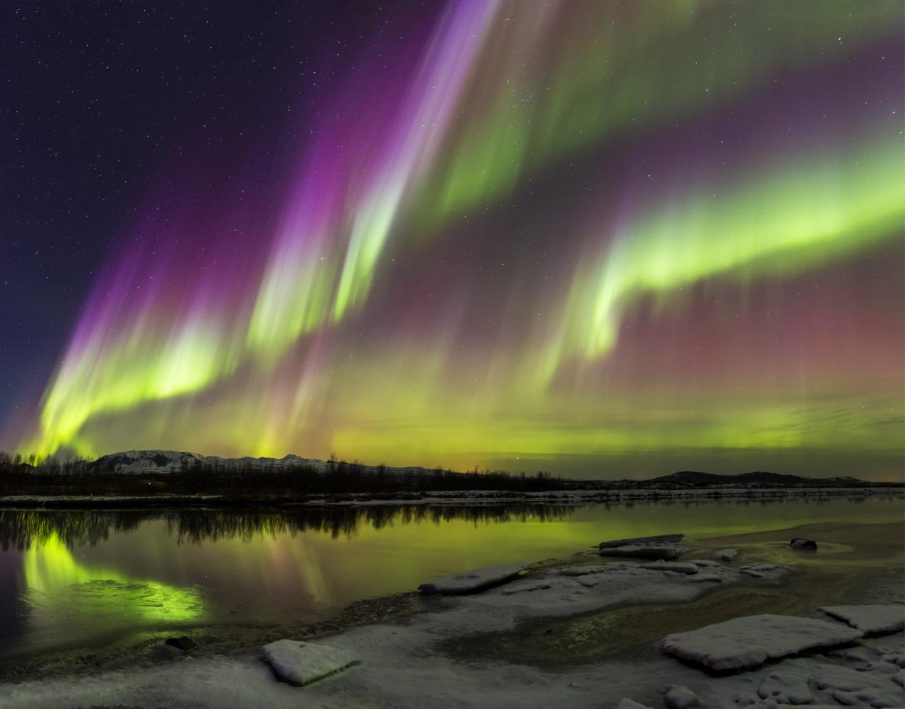 El fenómeno ocurre alrededor del Círculo Polar Ártico y crea un espectro de colores en el cielo.