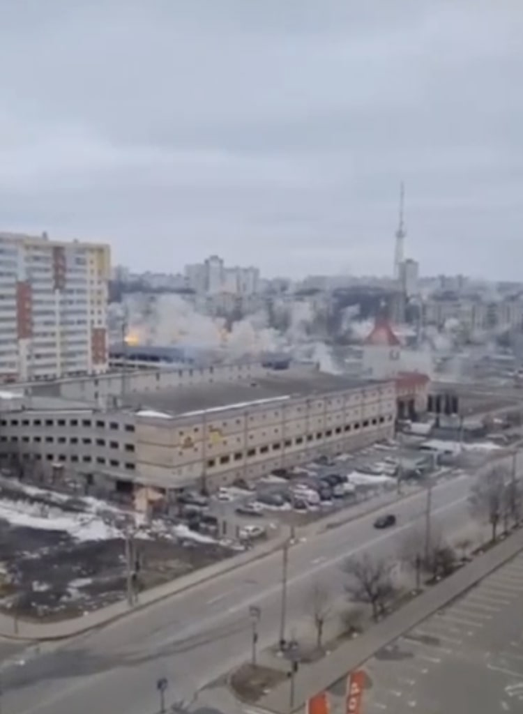 La segunda ciudad de Ucrania, Kharkiv, fue fuertemente bombardeada ayer por un cohete ruso y fuego de artillería.