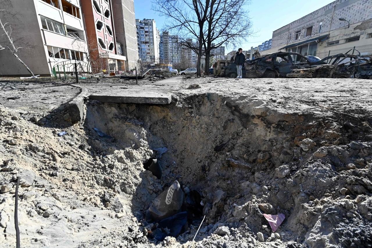 Un enorme cráter de cohete en las afueras de la capital de Kiev
