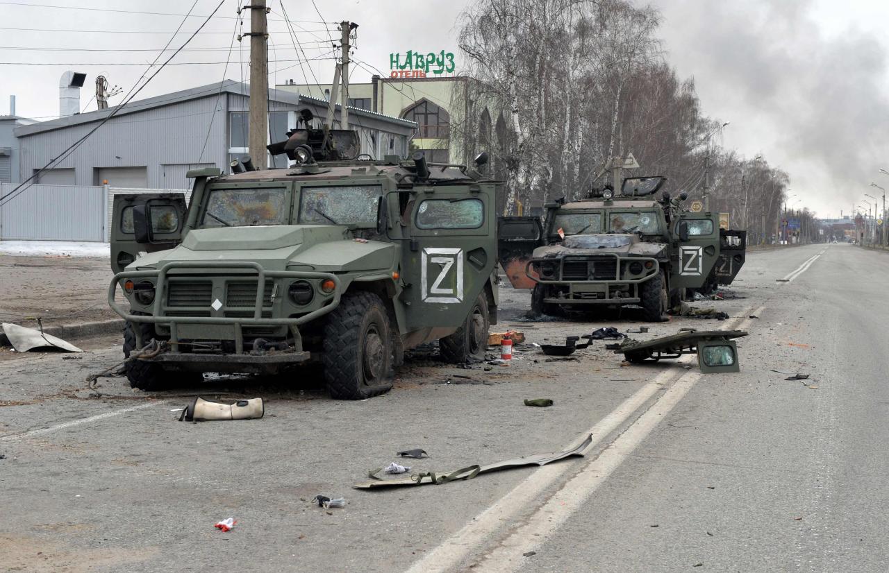 Convoy de vehículos blindados rusos GAZ Tigr destruido en Kharkiv
