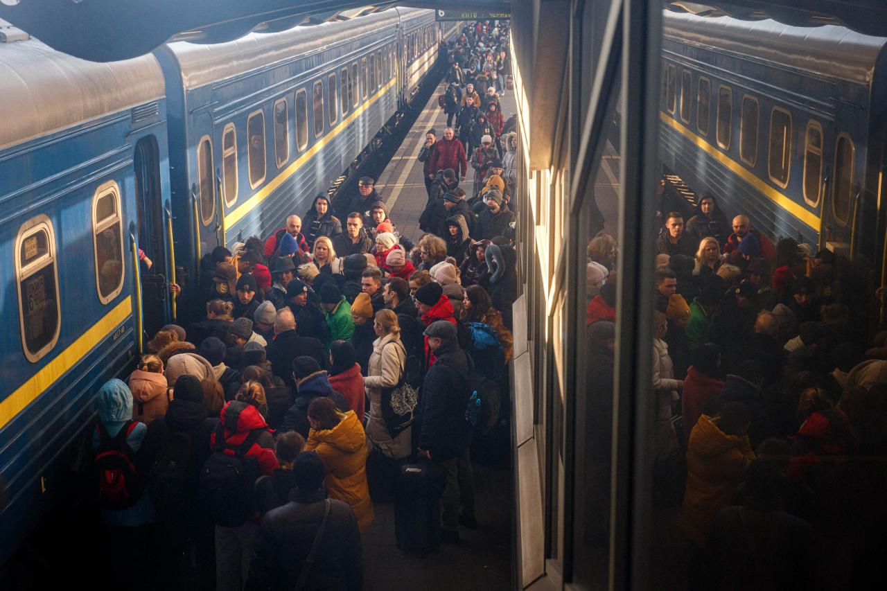 La gente está tratando de tomar el tren en Kiev ayer porque Rusia dijo que los civiles pueden salir.