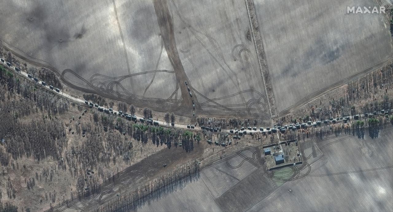 La foto muestra una enorme columna de tanques y artillería que se dirige a Kiev.