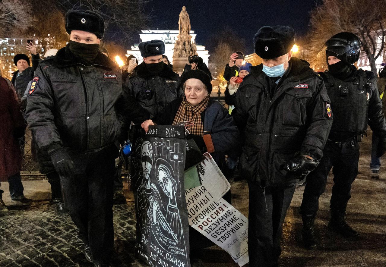 Jelena Osipowa, probablemente de unos 80 años, que sostenía los carteles, fue empujada hacia la parte trasera de la camioneta mientras otros manifestantes coreaban consignas contra la guerra.