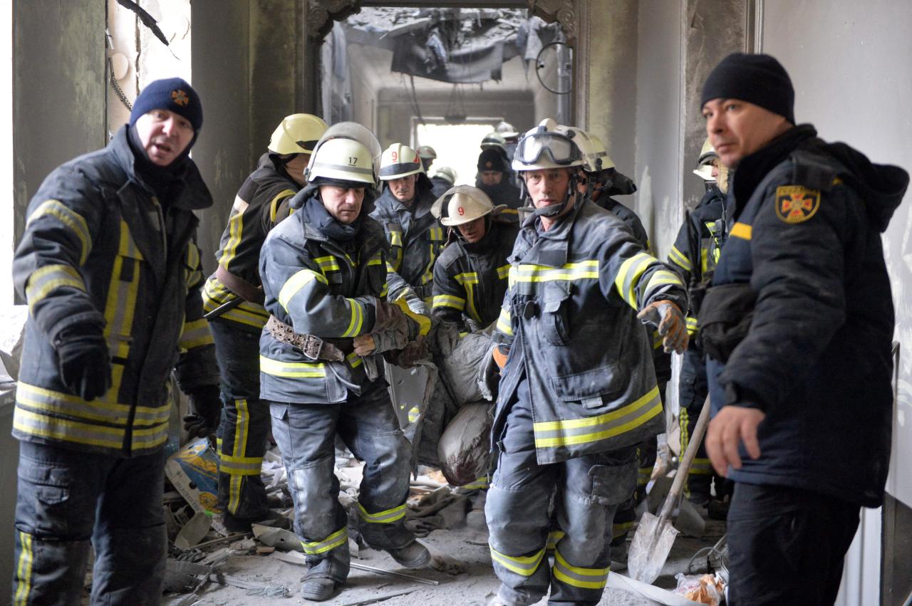 Los bomberos retiran el cadáver de un edificio en la devastada Kharkiv