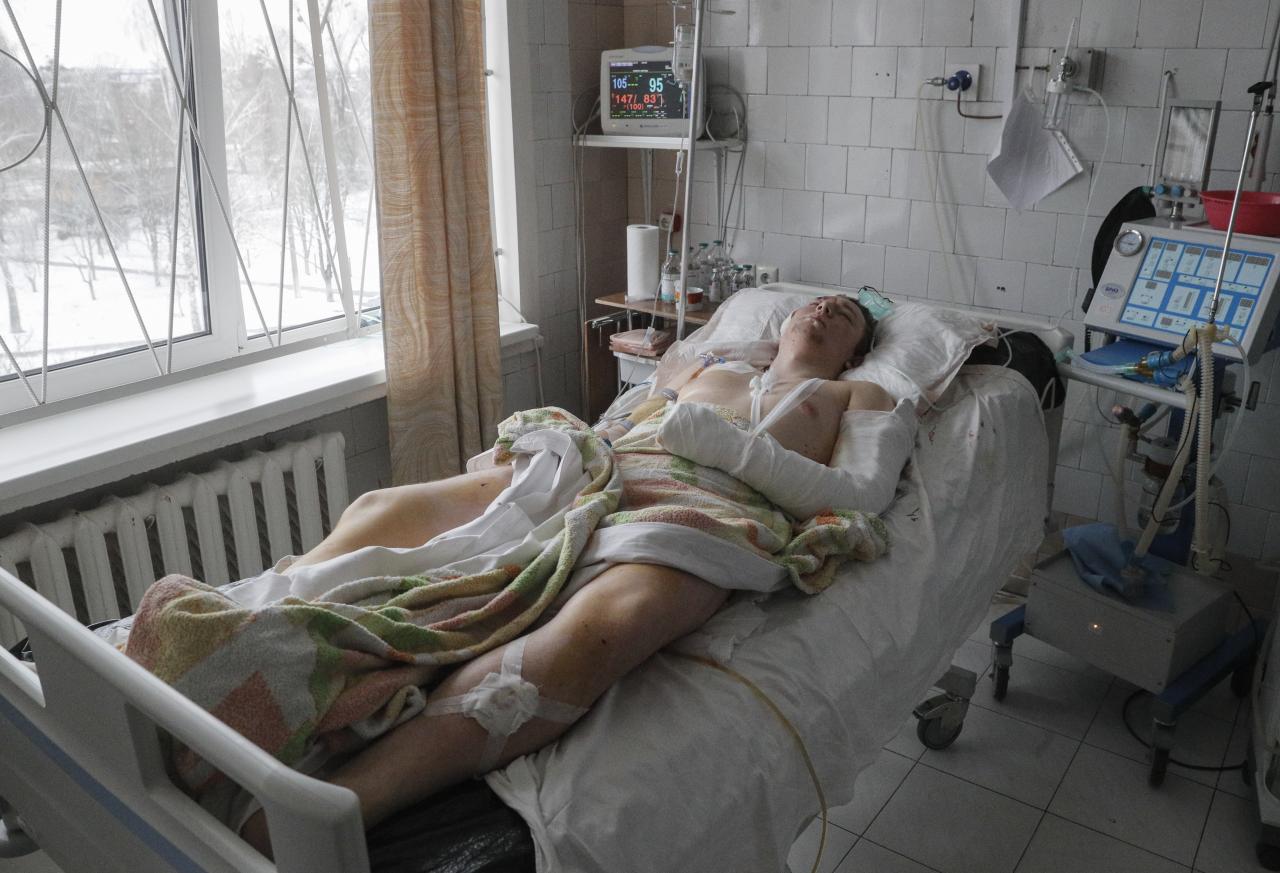 Un soldado ucraniano herido yace en una cama en un hospital en Brovary, cerca de Kiev.