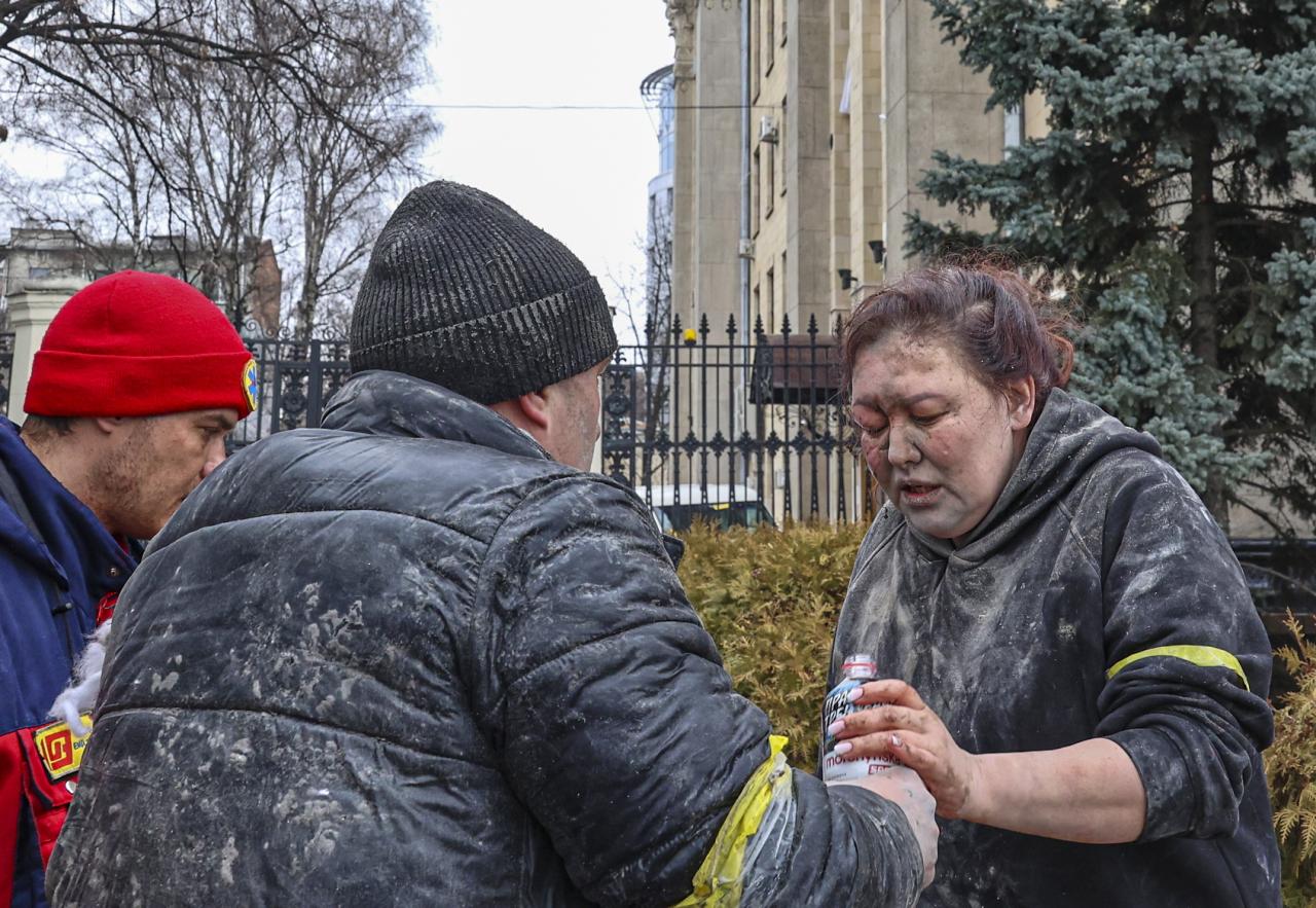 La gente acepta las consecuencias del ataque a Kharkiv