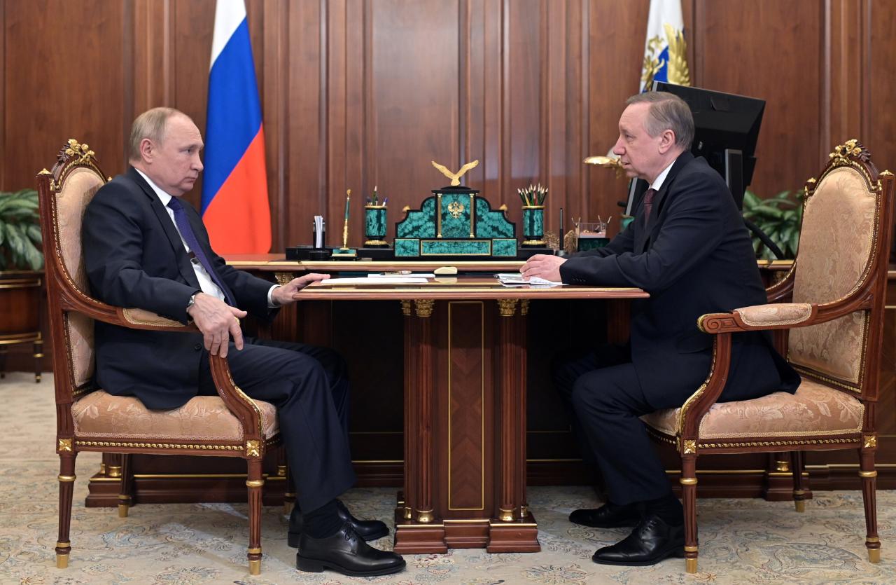 Los comentaristas y Twitter afirmaron que Vladimir Putin se veía mal durante una reunión con el gobernador de San Petersburgo, Alexander Bieglov, el 1 de marzo de 2022.