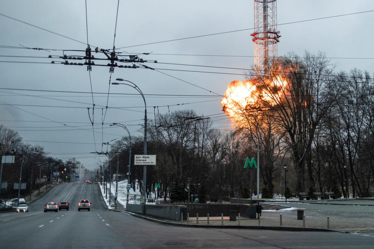 Se puede ver una explosión en una de las principales torres de televisión de Kiev