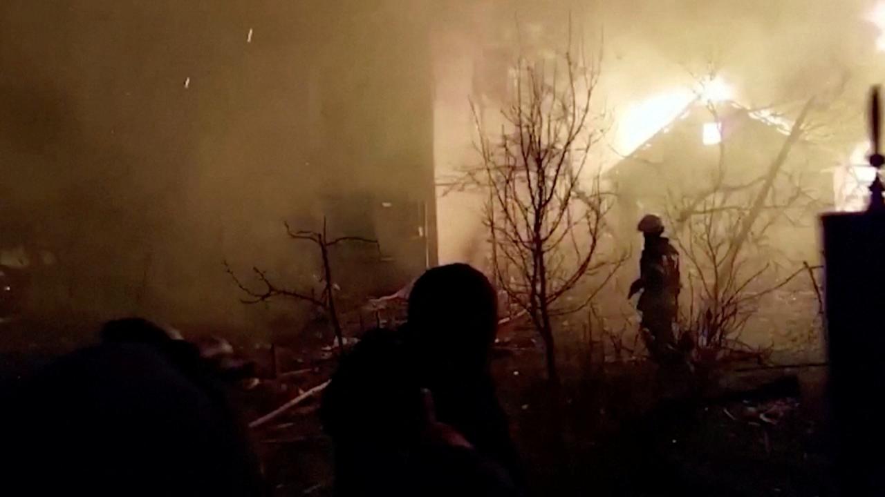 Rescatistas entre los escombros de casas destruidas en Zhytomyr