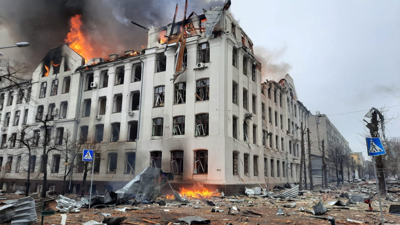 La estación principal de policía de Kharkiv se derrumba parcialmente después de ser golpeada durante un asedio
