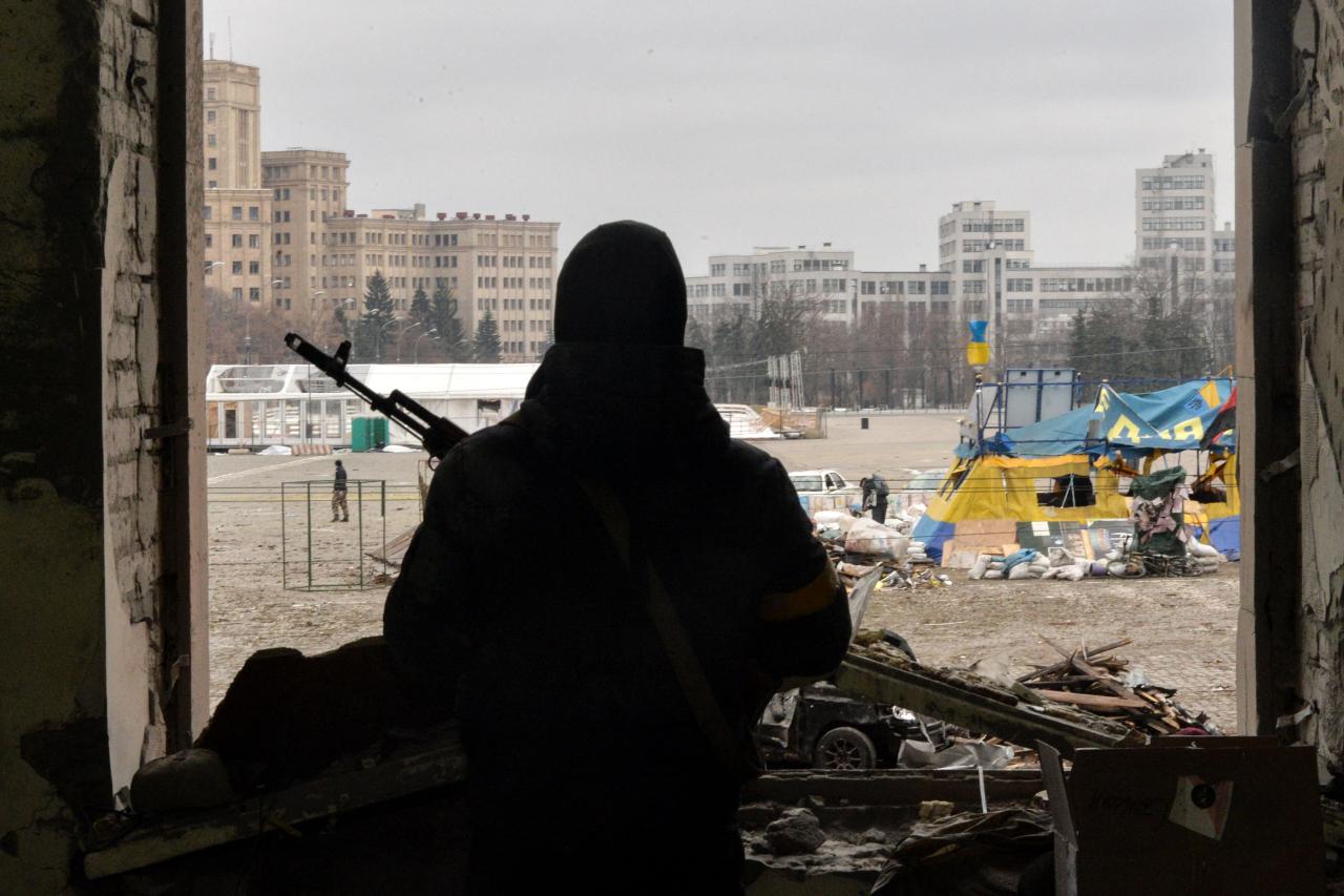 Un soldado hace guardia en las ruinas de Kharkiv