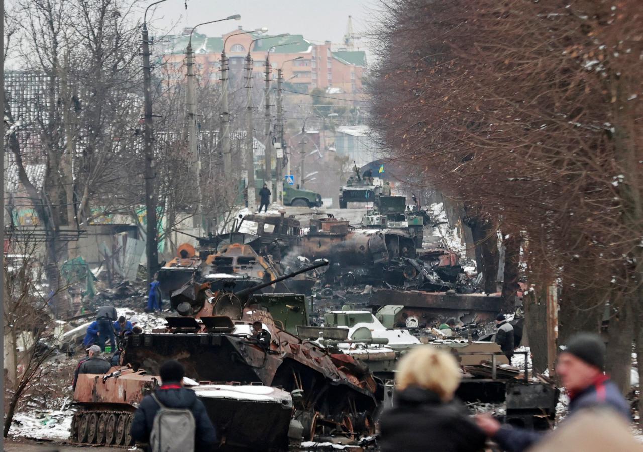 Vehículos blindados rusos que fueron destruidos a unas 20 millas de Kiev