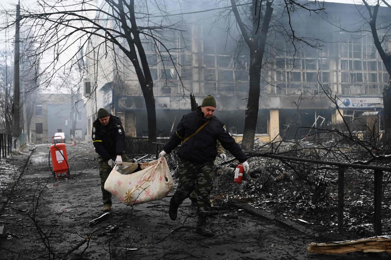 Ucranianos retiran cuerpos de las calles tras huelga en Kiev