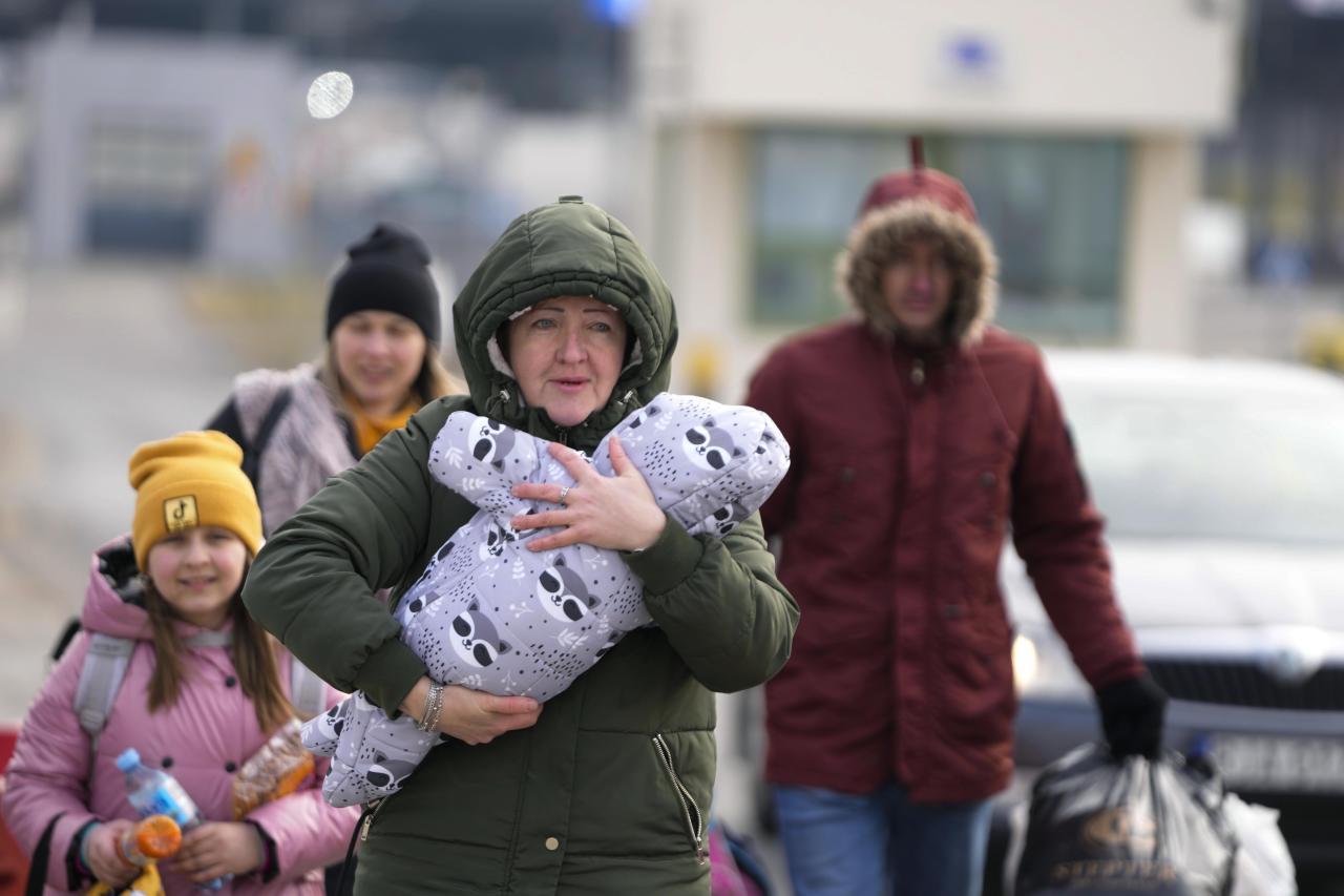 Una familia que huye de las tropas rusas de Ucrania a Polonia.