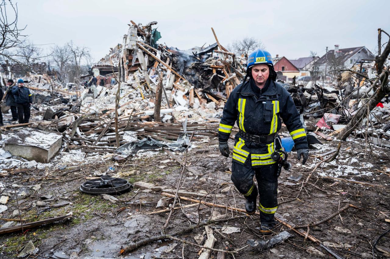 Los bomberos luchan entre los escombros en un distrito residencial de Zhytomyr