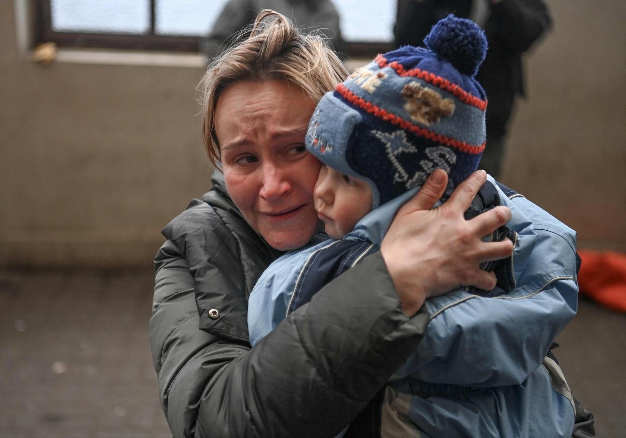 Hungría, Moldavia, Eslovaquia y Rumania también aceptaron refugiados: en la foto, una madre con un niño pequeño en Polonia.