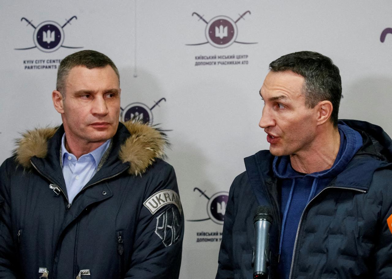 Vladimir Klitschko (derecha) con su hermano Vitaly, alcalde de Kiev.