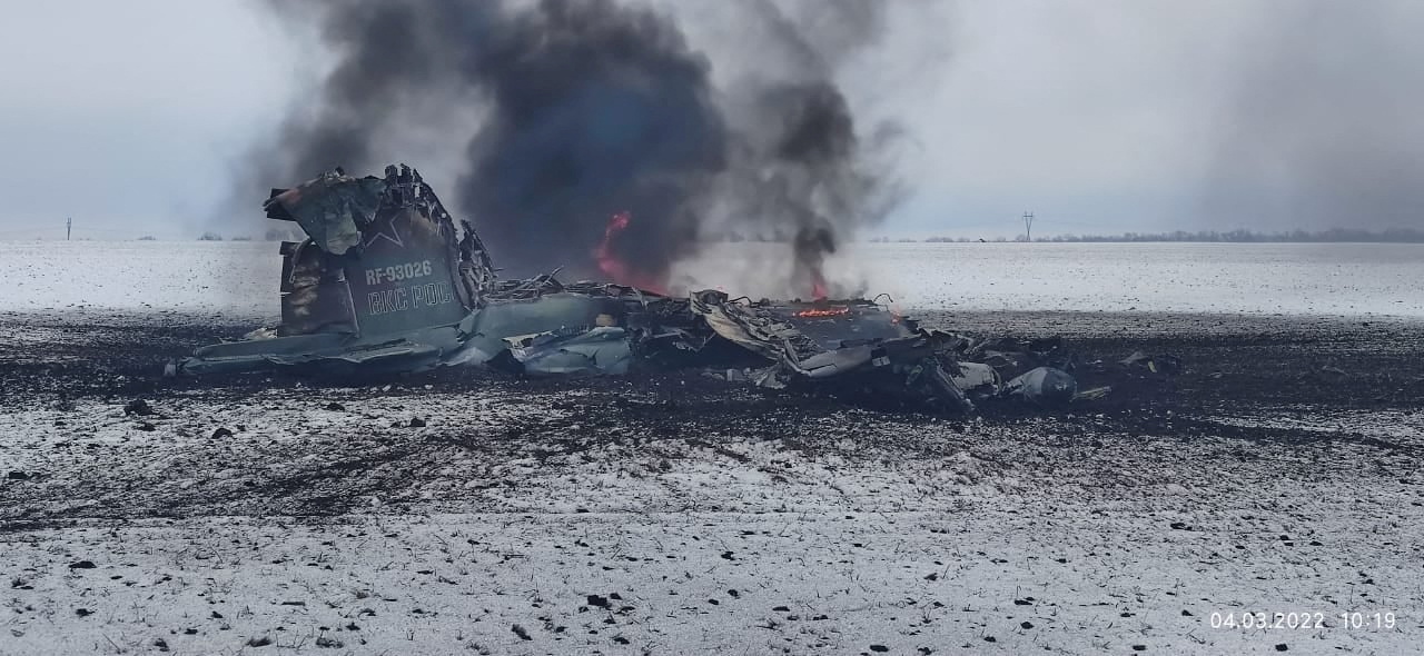 Un naufragio en llamas de un avión ruso en el campo cerca de Volnovach en la región de Donetsk