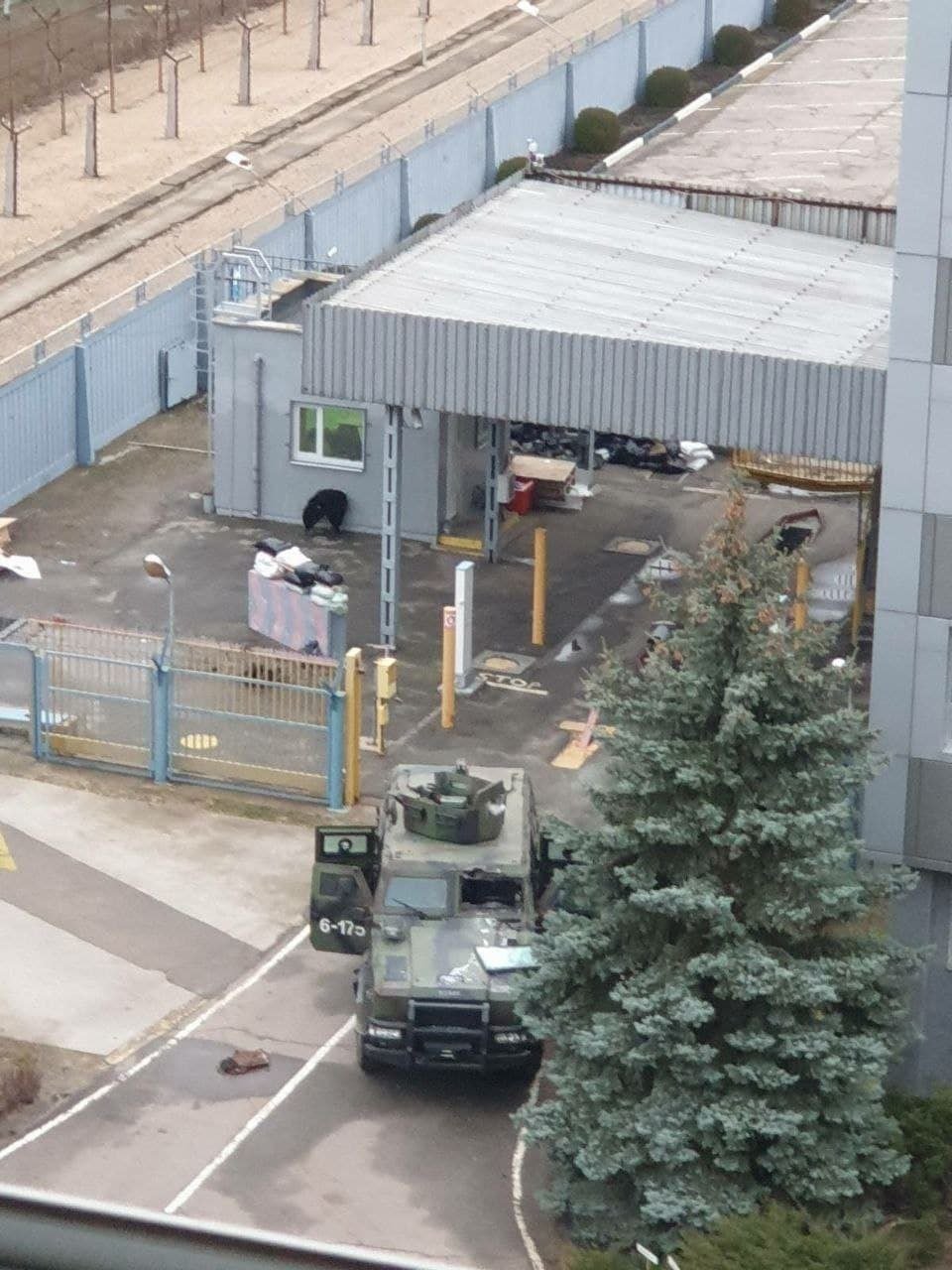 Vehículo militar ucraniano destruido en defensa de la fábrica