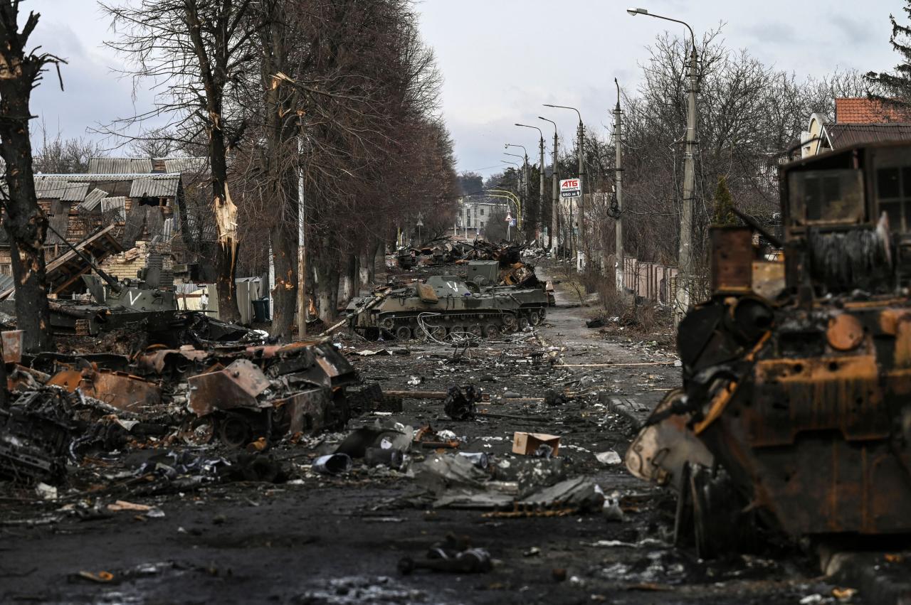 Vehículos blindados rusos destruidos y quemados en la ciudad de Bucha, al oeste de Kiev.
