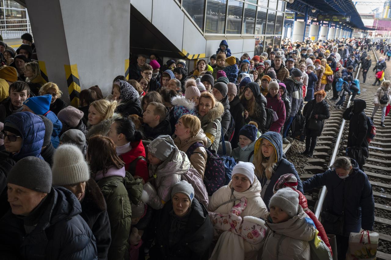 La gente se amontona tratando de subirse al tren a Lviv en la estación de tren de Kiev