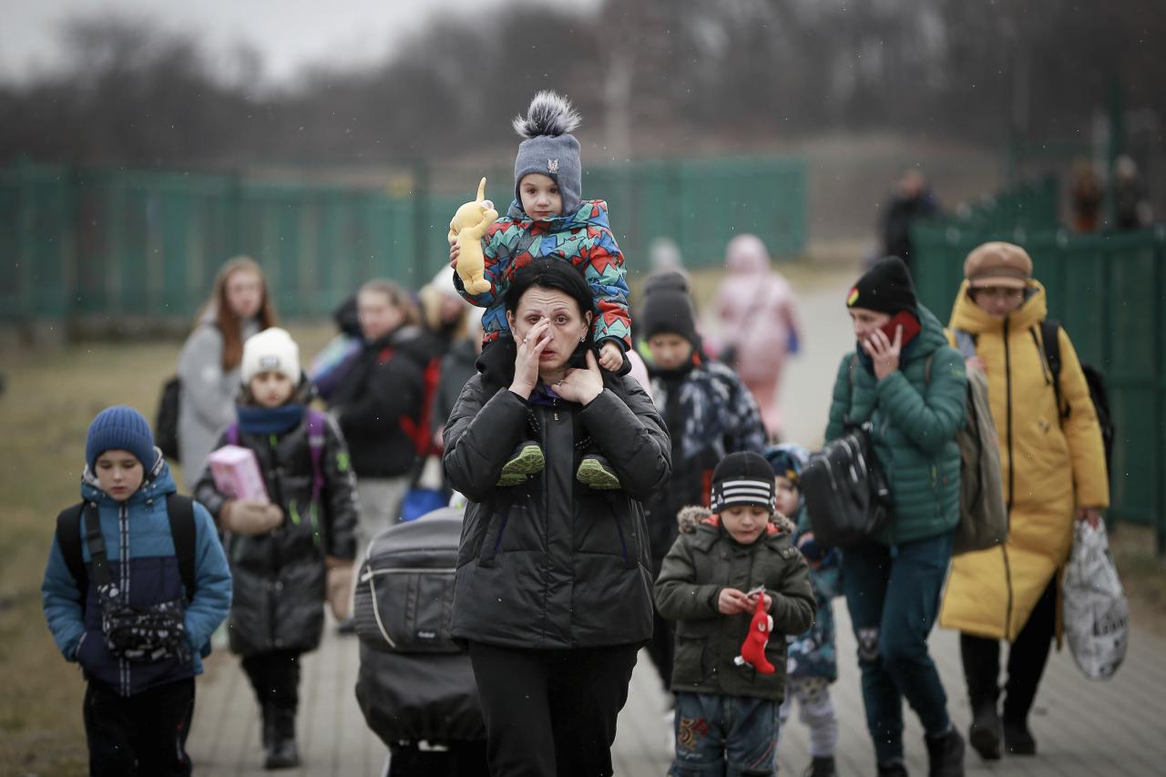 Los refugiados llegan al cruce fronterizo en Medyka después de huir de Ucrania