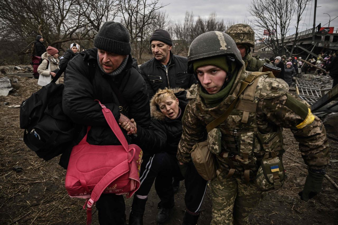 Los defensores ucranianos están trabajando duro para evacuar a la población civil.