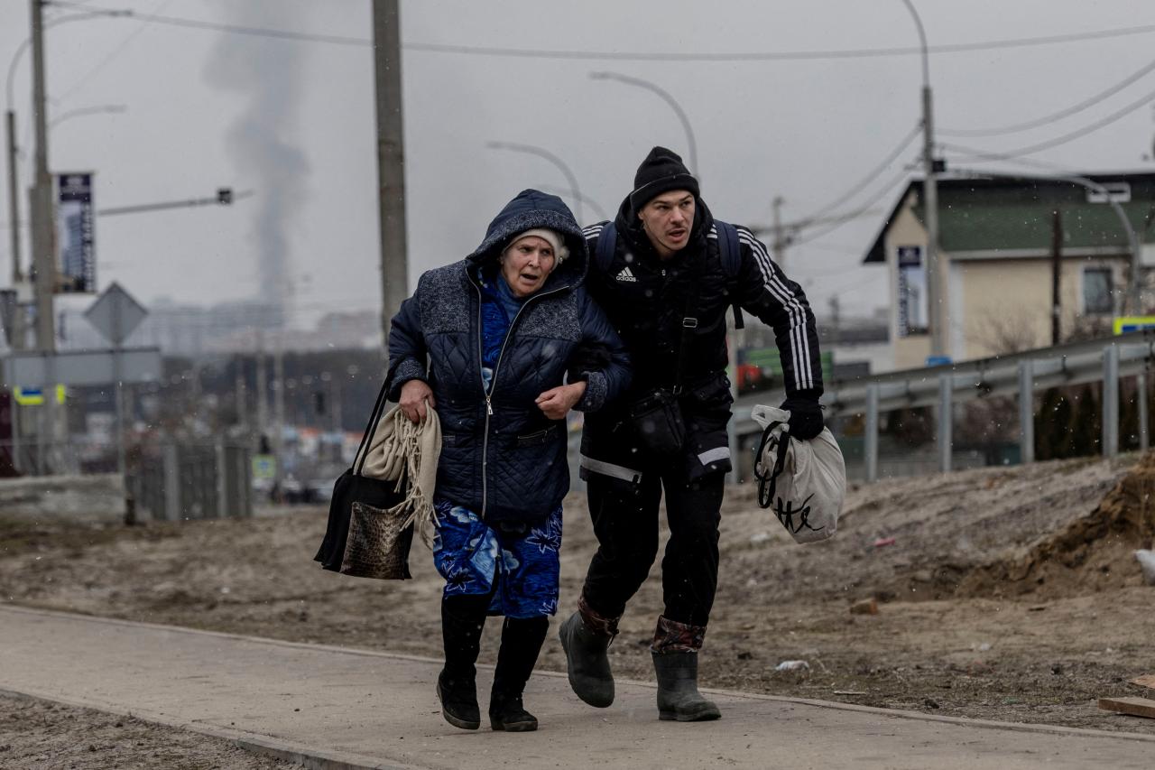 Dos personas intentan escapar de las atrocidades de la guerra de Putin en Ucrania