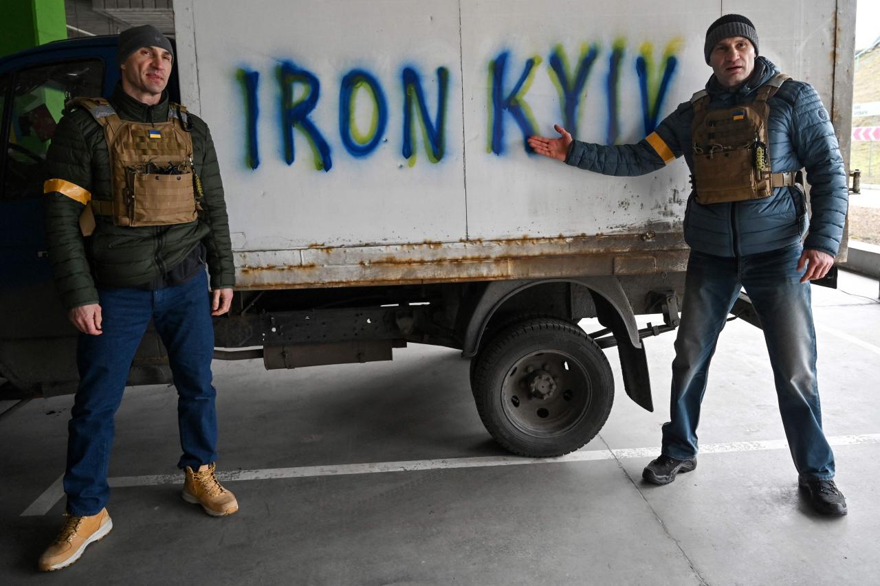 Vitaly con su ex hermano, el campeón de boxeo de peso pesado Vladimir (L) en un puesto de control militar en las afueras de Kiev.