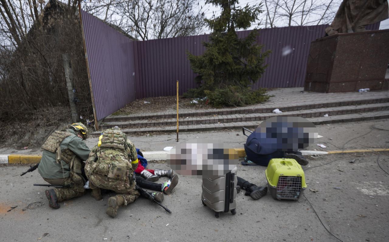 En Irpin, cerca de Kiev, tropas despiadadas mataron ayer a una madre y dos niños pequeños mientras intentaban escapar.