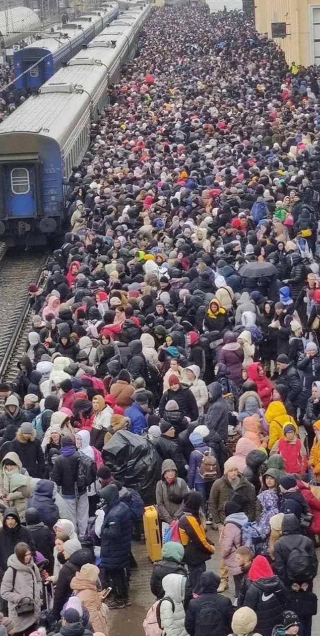 Multitudes de civiles acuden a la estación de tren de Kharkiv para huir de los rusos.