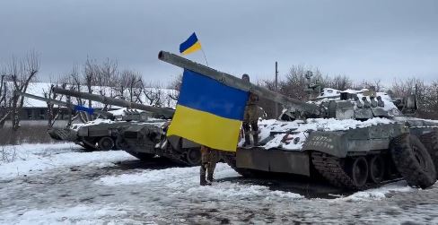 Tanque ruso abandonado con bandera ucraniana