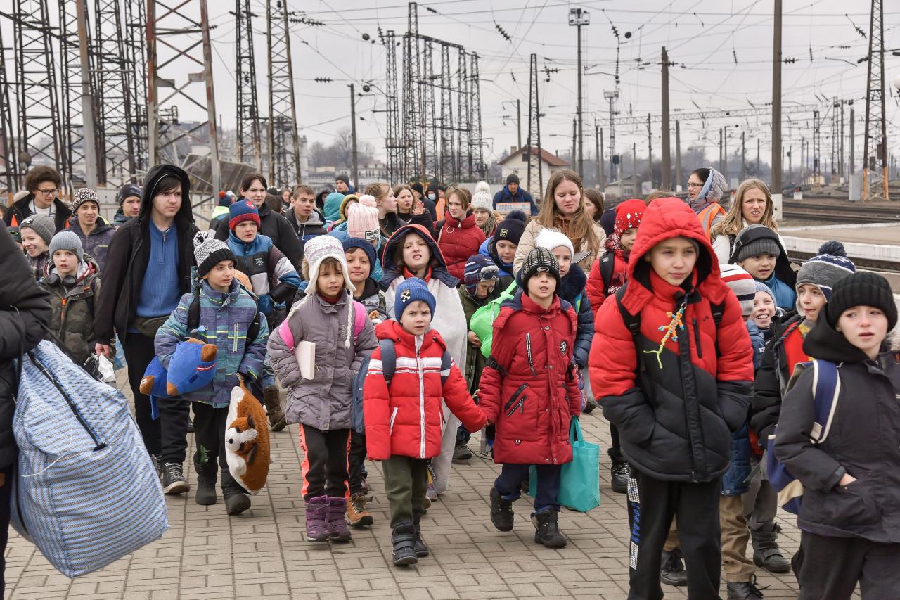 Niños evacuados del orfanato de Hulajpol en la estación de tren de Lviv