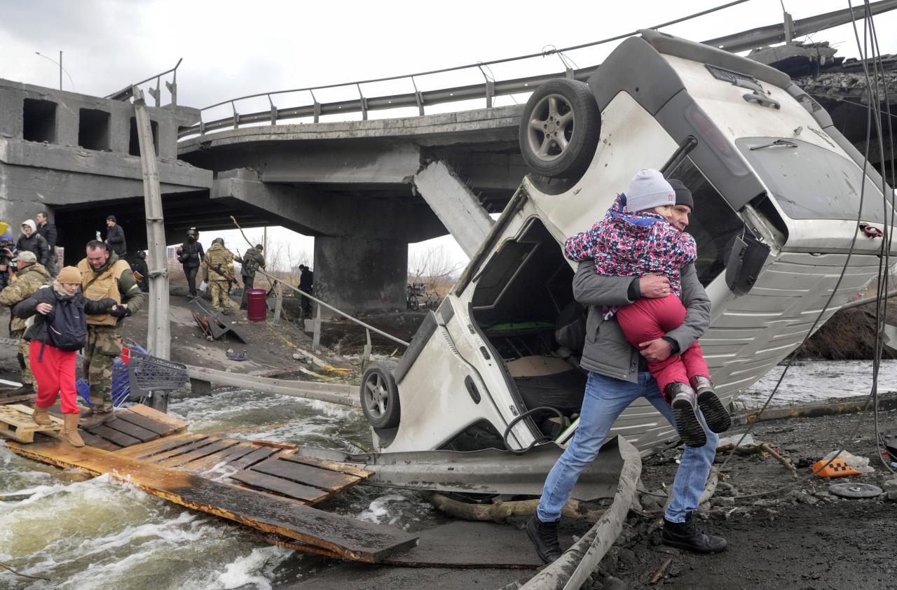 Los ucranianos huyen de Irpin cerca de Kiev