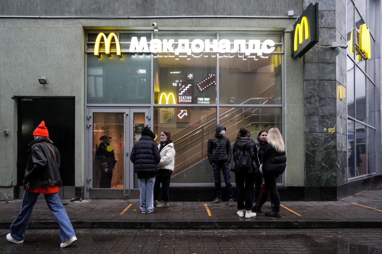 McDonald's anunció el cierre temporal de 850 restaurantes rusos