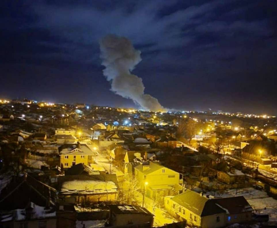 El humo flota en el cielo nocturno sobre la ciudad oriental mientras los soldados rusos atacan