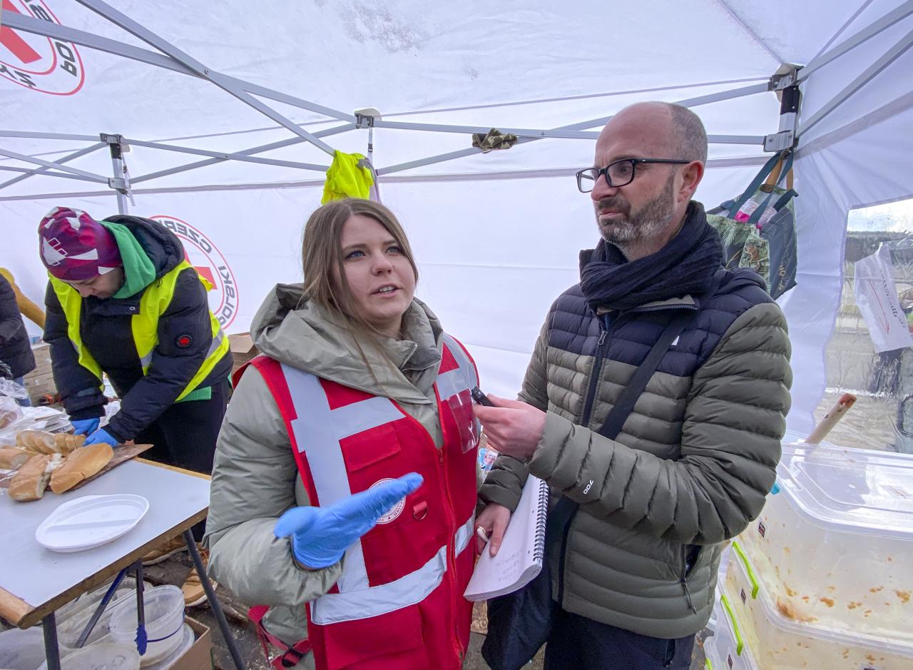 El periodista de Sun Oliver Harvey con la voluntaria de la Cruz Roja Irina Morozova, 24