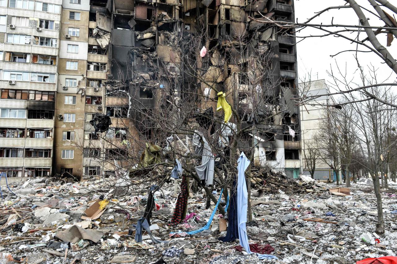 Edificio dañado tras bombardeos en Kharkiv, la segunda ciudad más grande de Ucrania