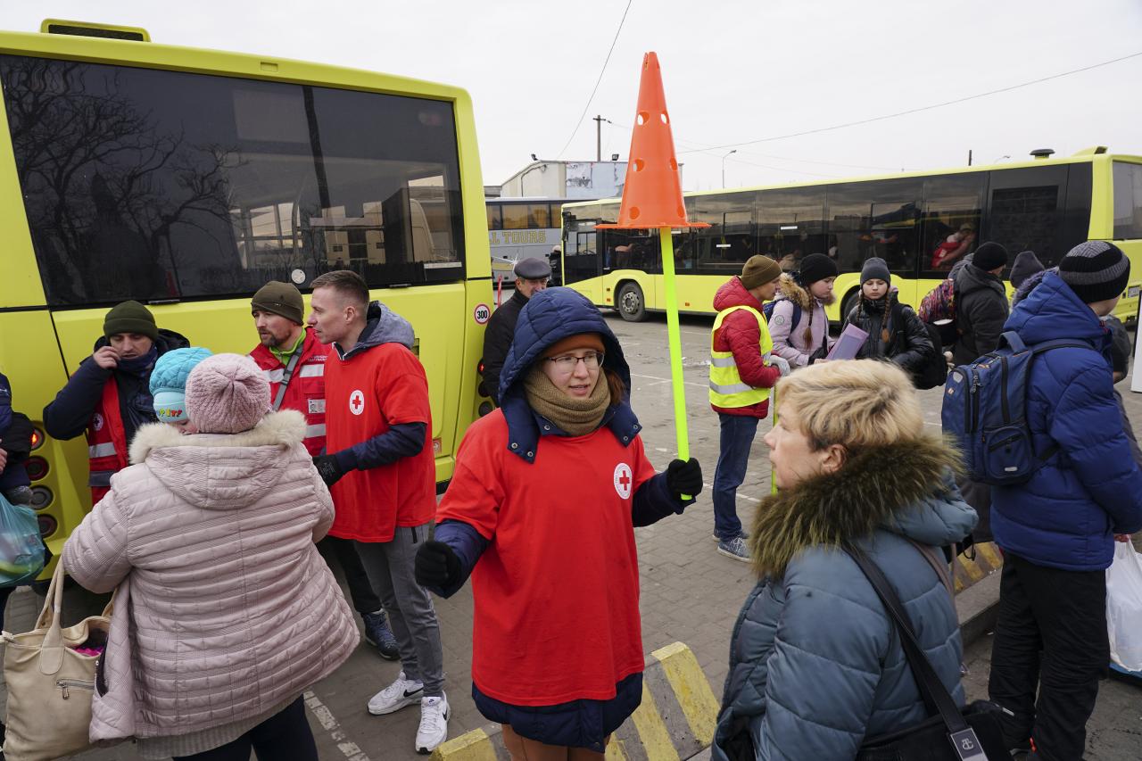 Los voluntarios ayudan a miles de refugiados que llegan a Lviv después de escapar de los combates en el este de Ucrania