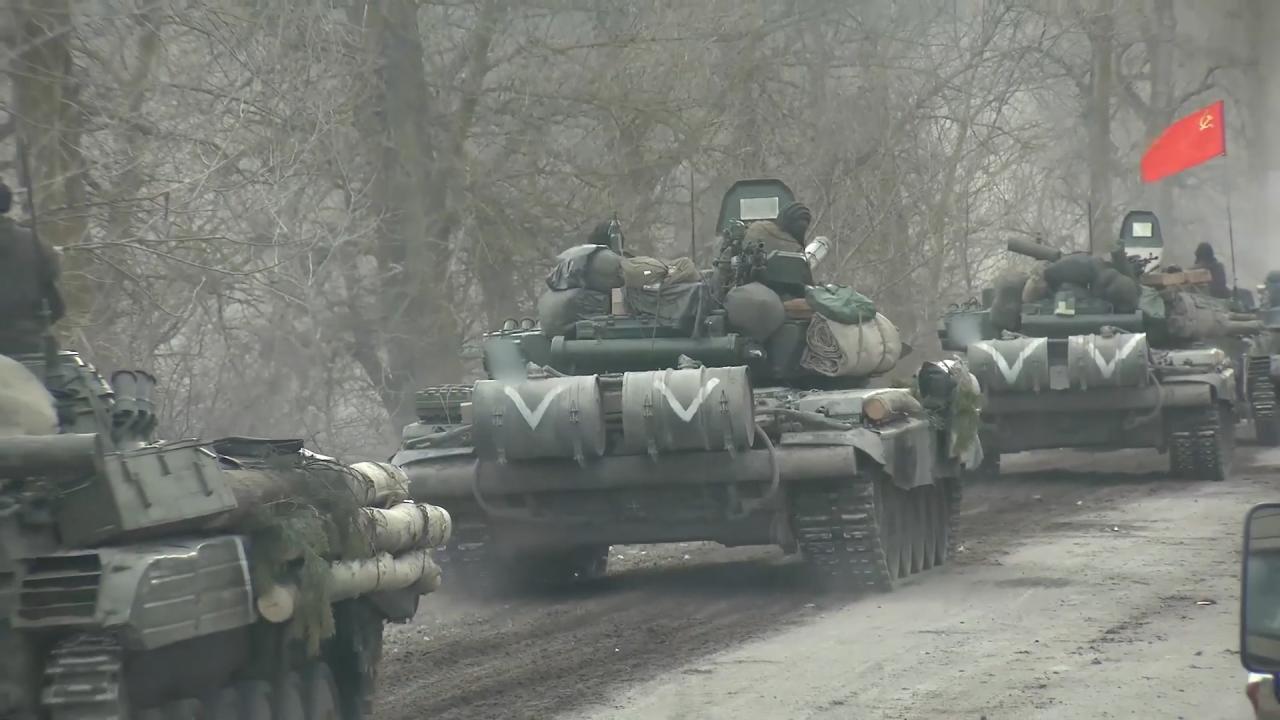 Un convoy de vehículos de combate y logística de las Fuerzas Armadas Rusas se acerca a un área en Ucrania