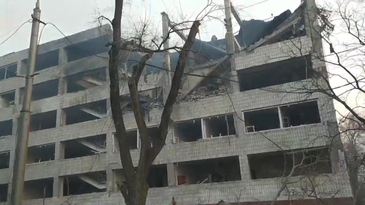 El edificio resultó gravemente dañado en un ataque aéreo.