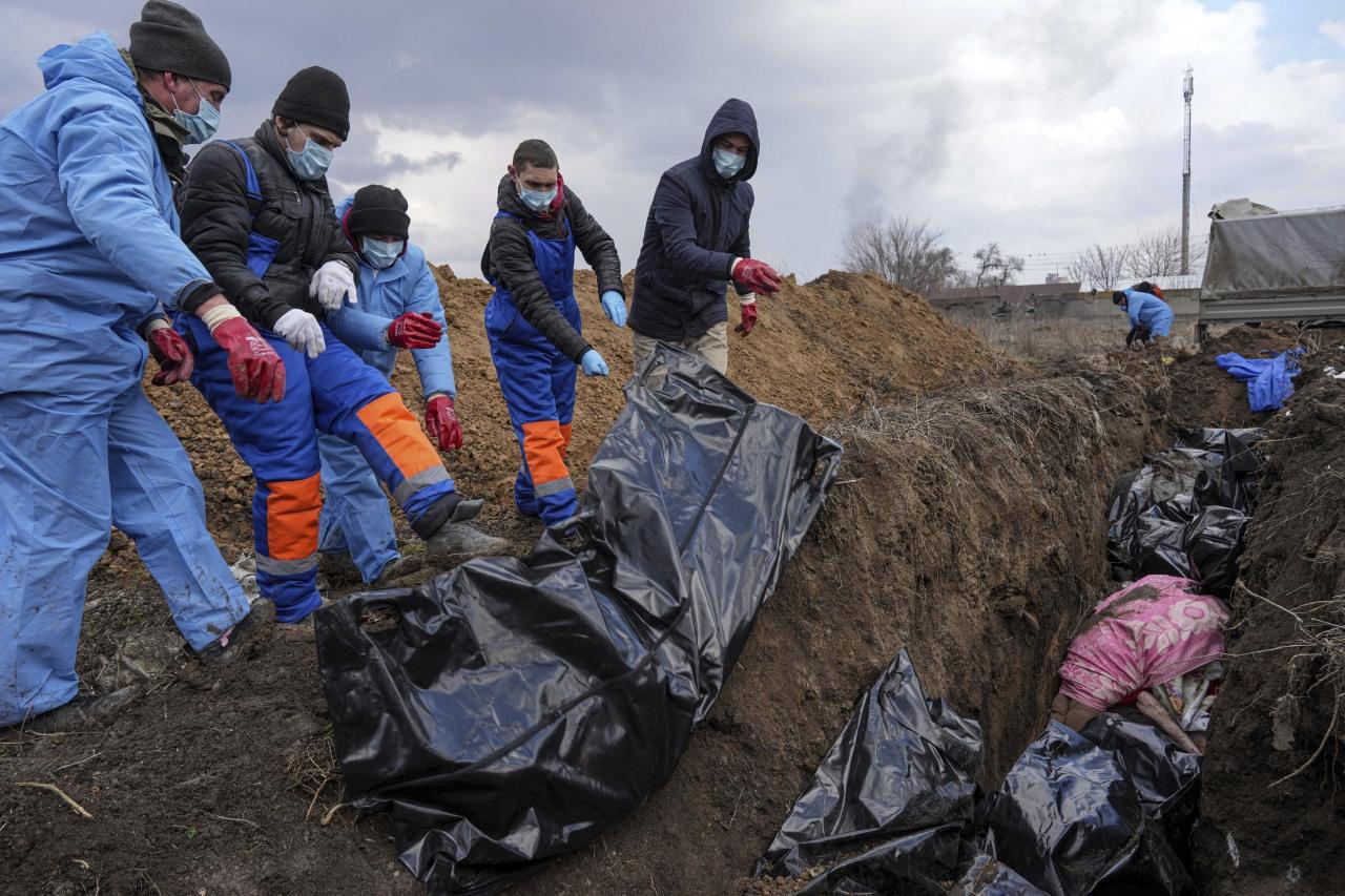Se utilizaron fosas comunes para enterrar a los muertos en Mariupol