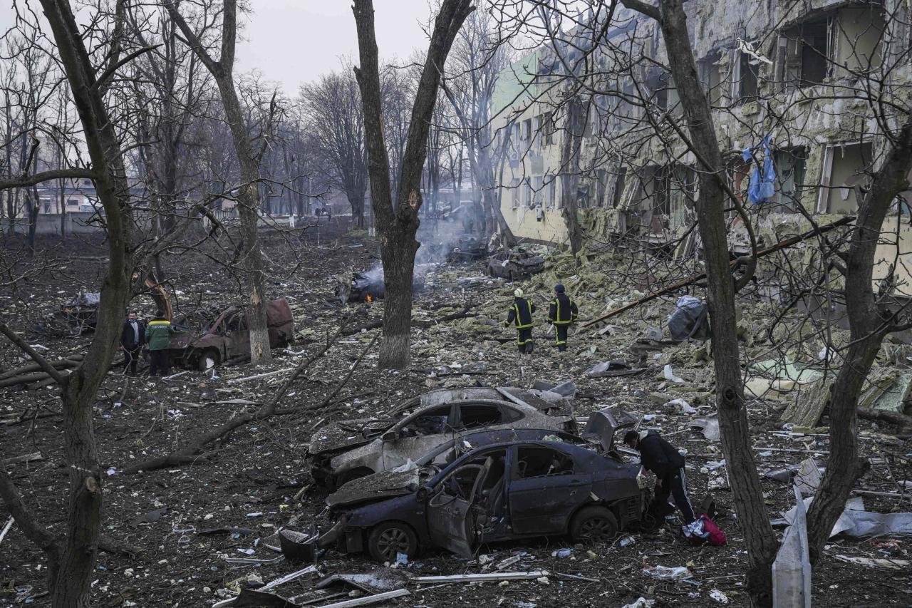Los ucranianos huyen tras ataques como el de la maternidad de Mariupol con un allanamiento