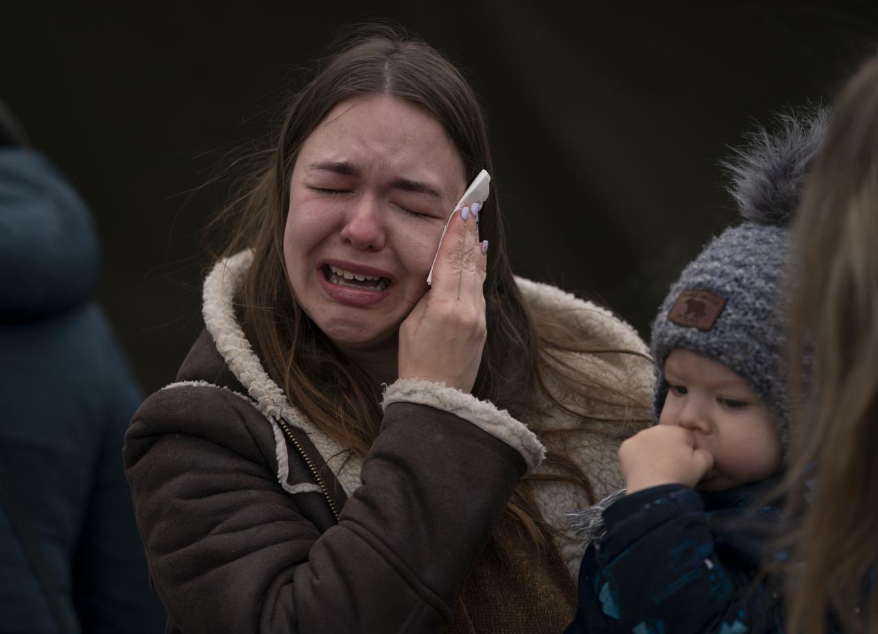 Kristina llorando dijo que tuvo que dejar a su padre en Ucrania, escapando para salvar a su hijo Max