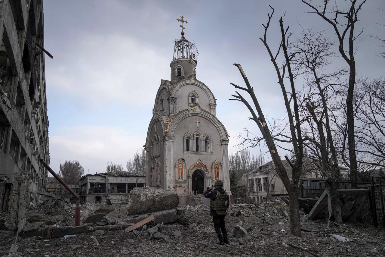 El edificio de la iglesia ha sobrevivido a las bombas rusas.